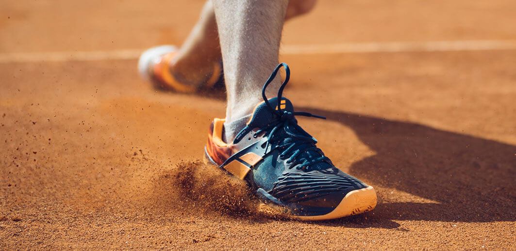 Buty tenisowe powinny mieć systemy pozwalające na bezpieczne poruszanie się po korcie