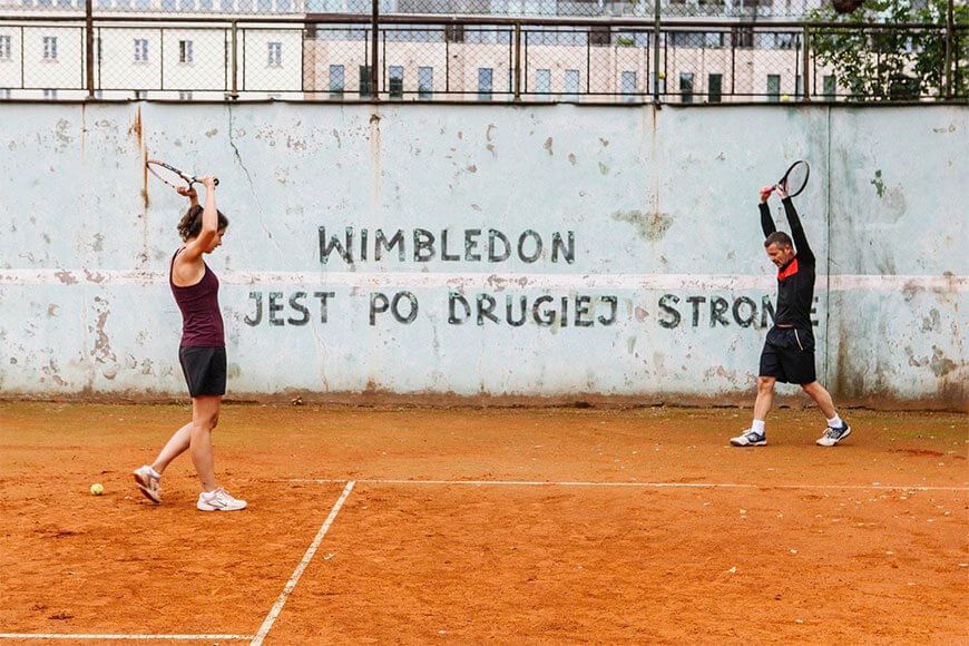 Na zdjęciu: kadr z filmu "Córka trenera", w którym również pojawiła się ściana tenisowa