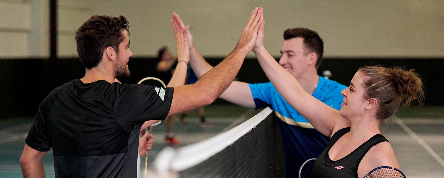 Badminton to sport idealny - poznaj korzyści z odbijania lotki!